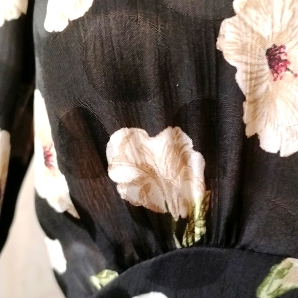 Flattering Zara 2 toned black flowered dress with collar and long button sleeves - Picture 5 of 12